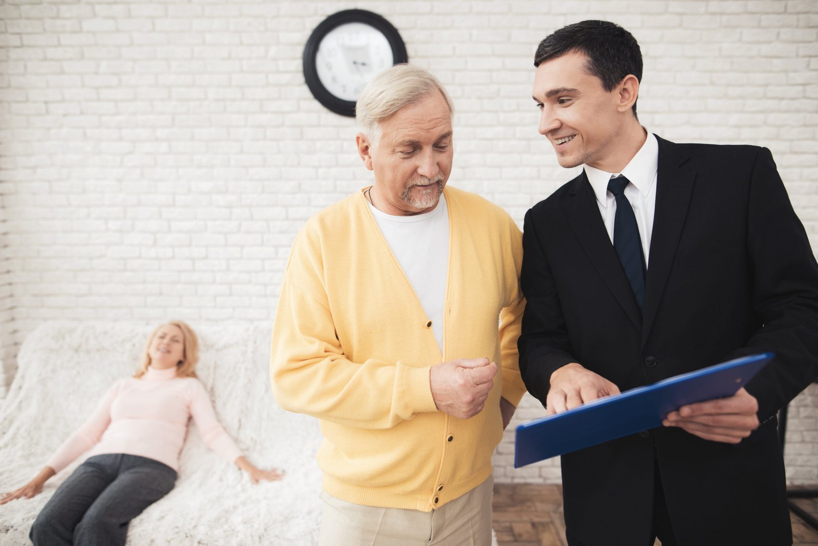 A couple of old people consult a lawyer.