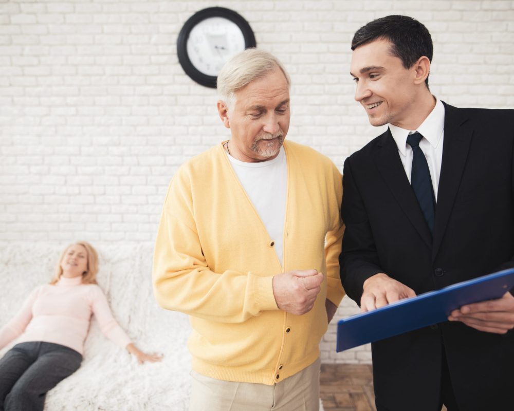 A couple of old people consult a lawyer.
